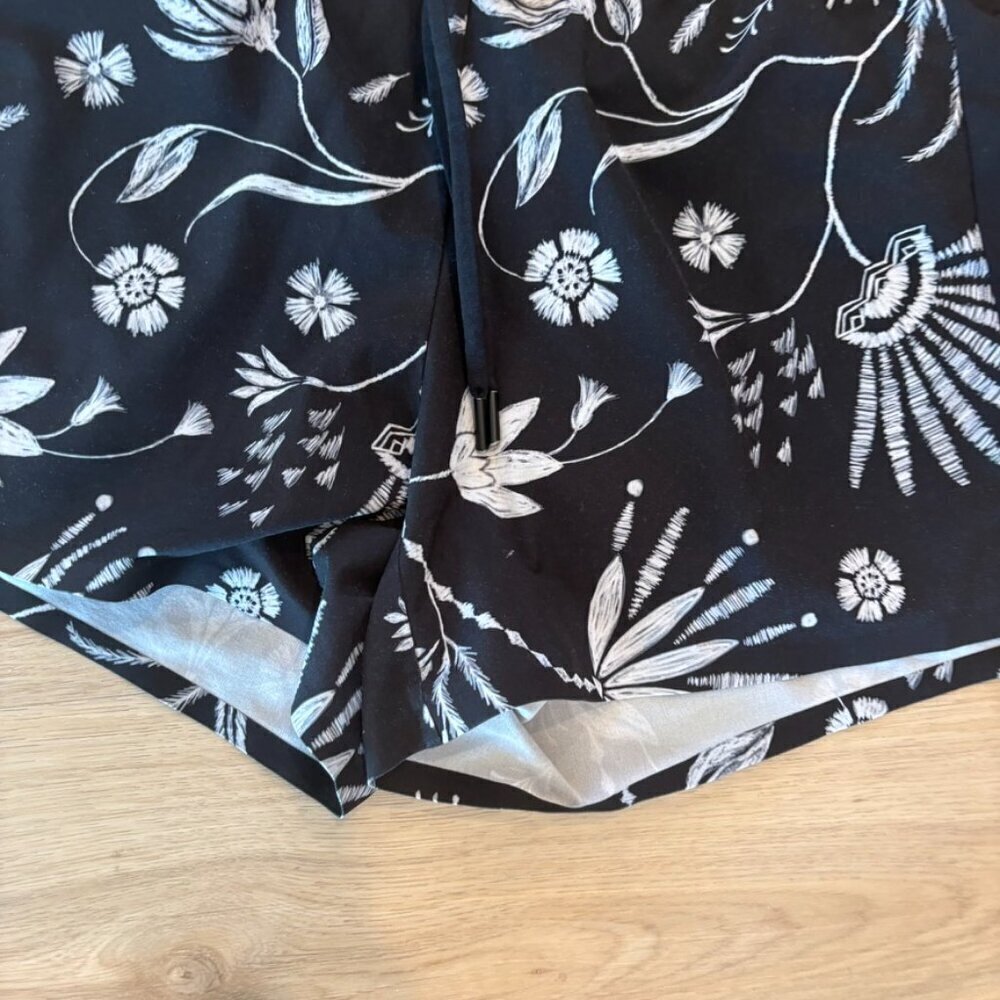 ** Athleta Floral Printed Baja Shorts Black Size 8 Featherweight Hiking - Picture 3 of 8